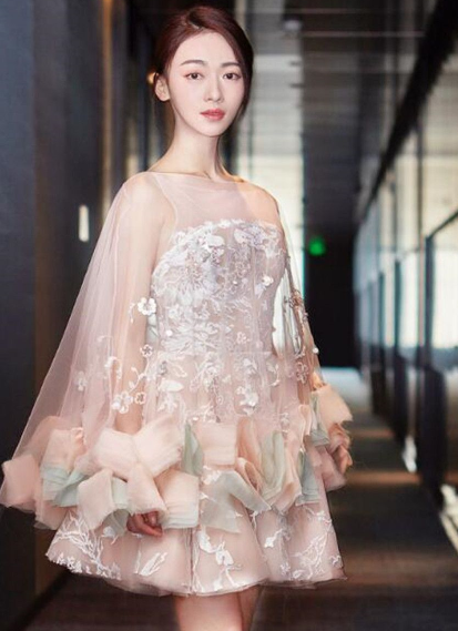 Nhan sắc 'Ngụy Anh Lạc' Ngô Cẩn Ngôn năm 19 tuổi Nhan sắc 'Ngụy Anh Lạc' Ngô Cẩn Ngôn năm 19 tuổi