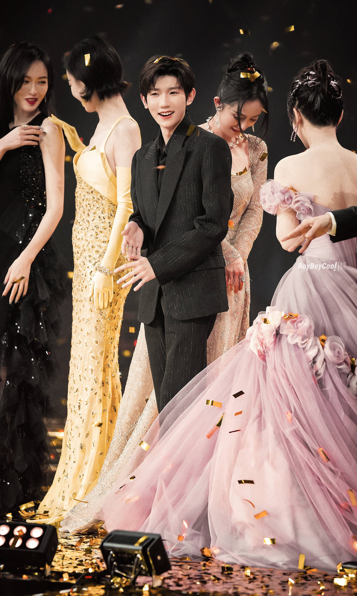 Vương Nguyên giữa dàn mỹ nữ Cbiz tựa như lạc giữa chốn bồng lai tiên cảnh vậy. Cậu bé còn đang bối rối bởi các thần tiên tỉ tỉ xinh đẹp vây quanh.