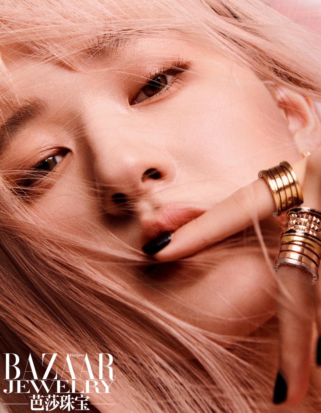 Nếu che hết mặt, để tóc thì nghĩ ngay đến Rosé, Black Pink. Trong kiểu pose dáng này, ánh mắt rất quan trọng. Có người nhìn rất thần thái, có người lại như buồn ngủ. Tất nhiên, Triệu Lộ Tư trong ảnh này bị netizen chê buồn ngủ.