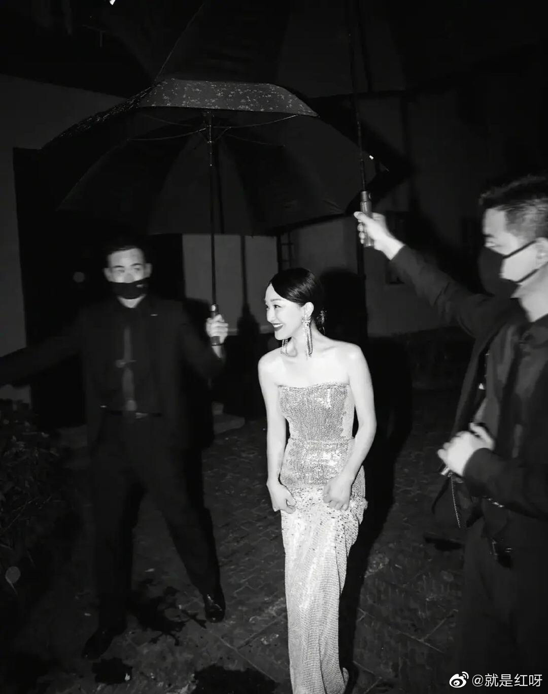 Ai bảo nhỏ bé, lép kẹp thì không thể nóng bỏng nào. Hãy nhìn đại hoa đán Châu Tấn thì biết. Thần thái sang chảnh ngút ngàn!