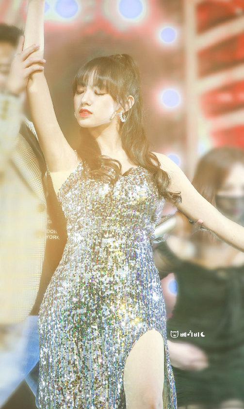 Mỹ nữ Trình Tiêu sở hữu body cực chuẩn nên khi mặc đồ gợi cảm thì khỏi phải bàn.