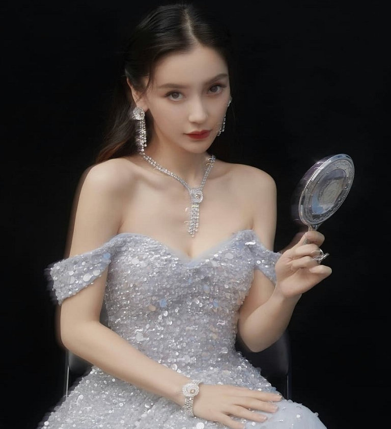 Vóc dáng Angela Baby cũng thuộc hạng đỉnh cao, có thể cân mọi trang phục. Vì vậy, tạo hình gợi cảm không làm khó được cô nàng.