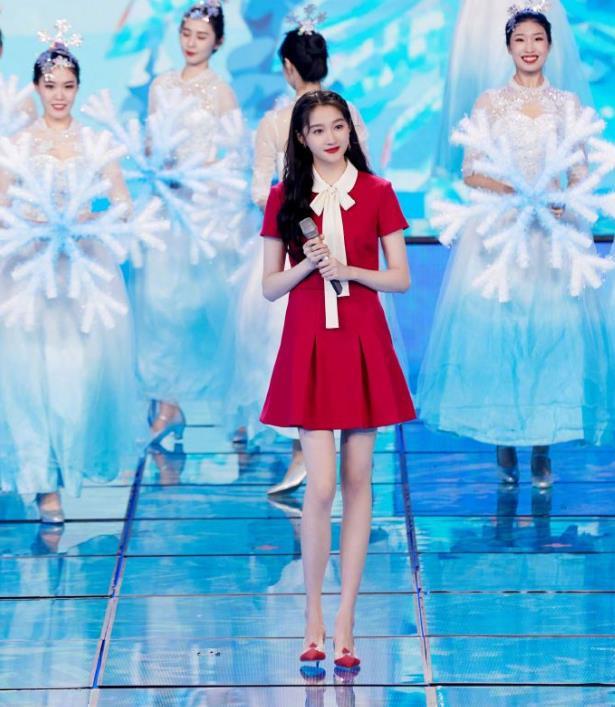 Bị dìm nhan sắc, Quan Hiểu Đồng trông như con ếch lùn tịt trên sàn catwalk 1 Bị dìm nhan sắc, Quan Hiểu Đồng trông như con ếch lùn tịt trên sàn catwalk 1