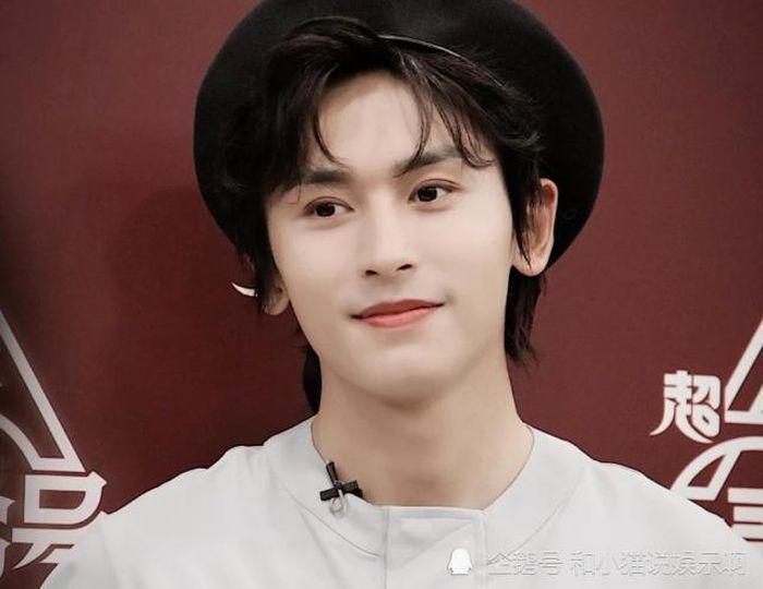 Dù trước đó nam ca sĩ luôn khoe thành tích 10 năm đèn sách của mình. Dù trước đó nam ca sĩ luôn khoe thành tích 10 năm đèn sách của mình.
