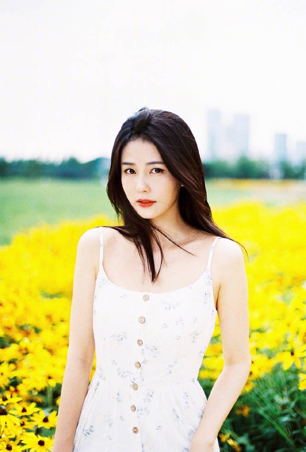 Xương quai xanh cực phẩm của nữ diễn viên Ngọc Lâu Xuân cực bắt mắt. Nhiều netizen phải trầm trồ vì trông cô như 'nàng tiên hoa'.