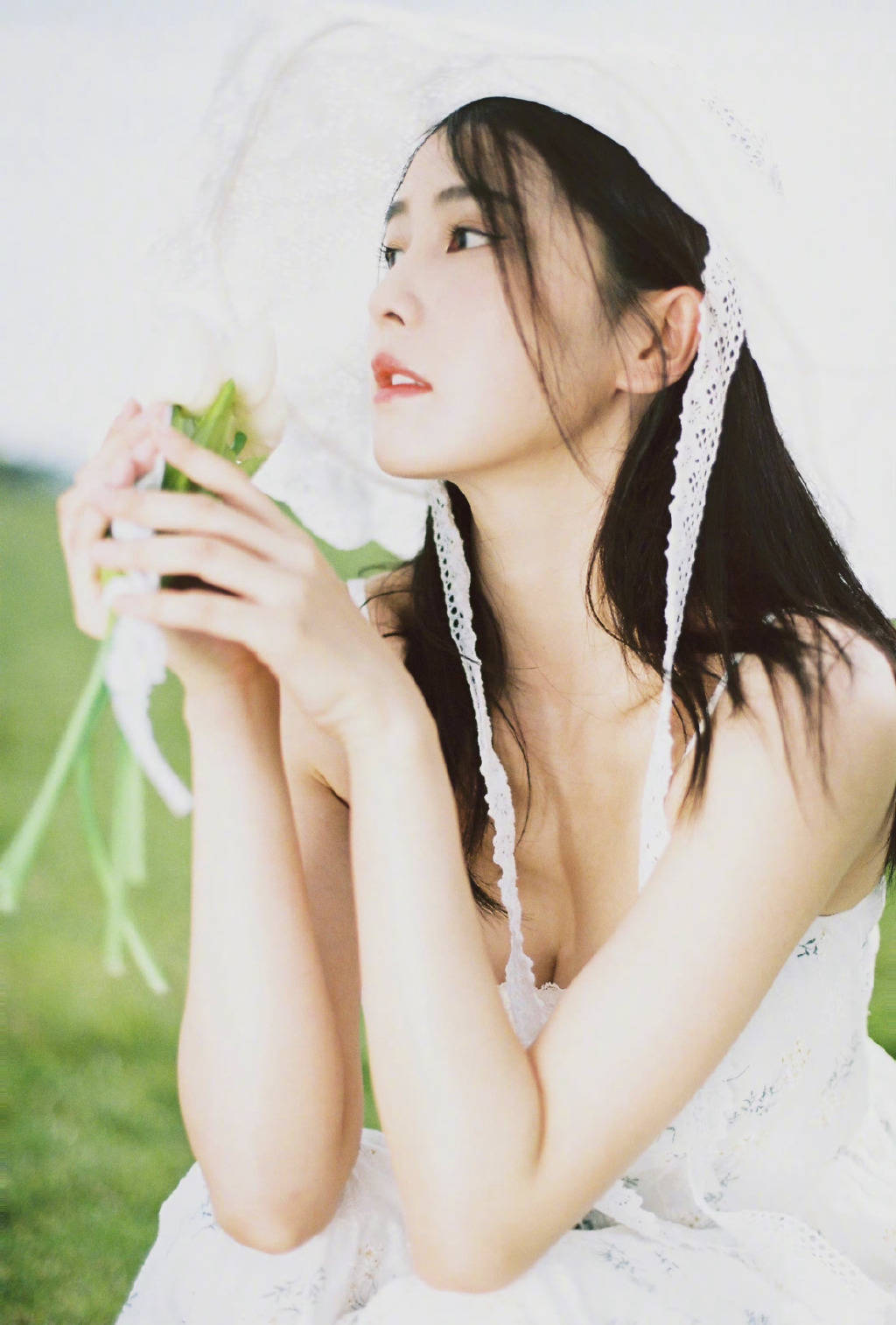 Góc nghiêng của Bạch Lộc vô cùng tinh xảo, đường nét quai hàm thanh thoát, tinh tế khiến người gặp người yêu.