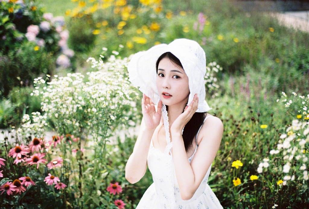 Đôi mắt Bạch Lộc trong veo, tựa một chú nai tơ trong rừng.