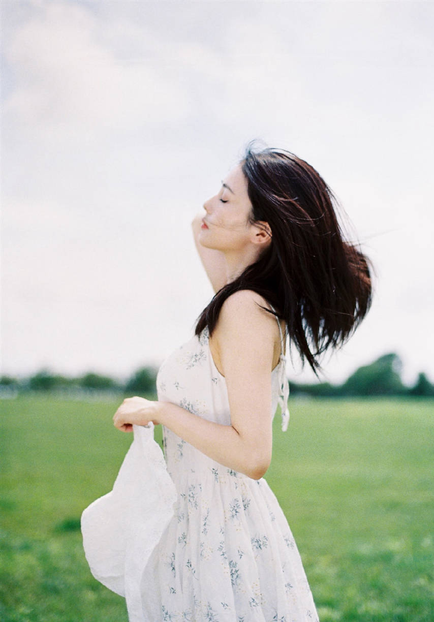 Thiếu nữ mơ màng để gió cuốn bay tóc thật đáng yêu.