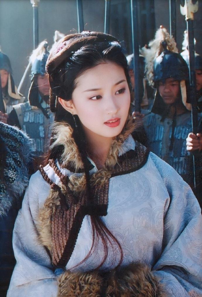 Nụ cười rạng rỡ, thanh âm như ngọc tuôn chảy. Lưu Diệc Phi xinh đẹp đến mức máy quay sẽ xoay quanh cô ấy, lấy được cận cảnh tóc bay đã quá ấn tượng.