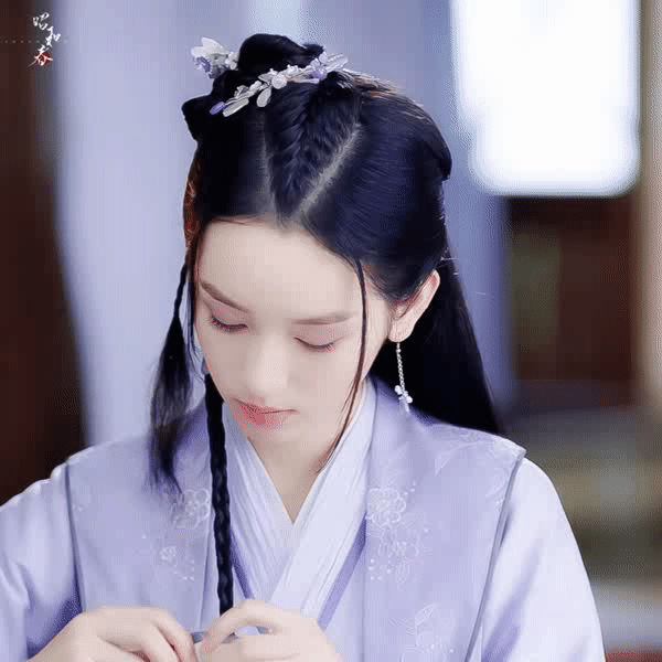 Châu Dã có tạo hình tóc tết trên đỉnh đầu và bím tóc nhỏ một bên trong Sơn Hà Lệnh. Có thể nói mỹ nữ này có nhiều kiểu tóc cổ trang rất được dân tình ưng bụng.