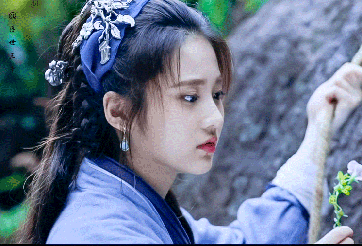 Trương Tuệ Văn với khăn đội đầu màu xanh lam, phụ kiện được tối giản tôn lên vẻ đẹp thanh thoát của nhân vật.