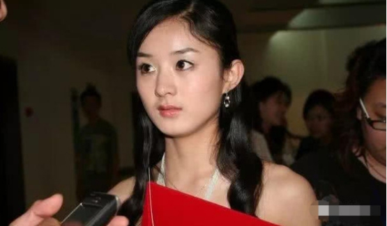 Triệu Lệ Dĩnh bước vào giới giải trí sau một cuộc thi tìm kiếm tài năng. Triệu Lệ Dĩnh bước vào giới giải trí sau một cuộc thi tìm kiếm tài năng.