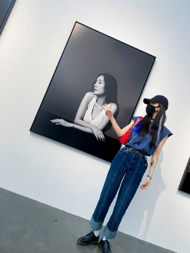 Chụp hình với chính mình. Trong ảnh sang chảnh quý phái bao nhiêu thì bên ngoài trẻ trung bấy nhiêu. Chụp hình với chính mình. Trong ảnh sang chảnh quý phái bao nhiêu thì bên ngoài trẻ trung bấy nhiêu.