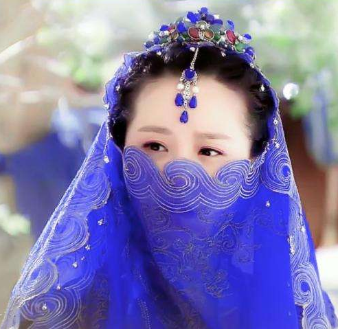 Lưu Thi Thi sở hữu một nhan sắc dịu dàng tựa nước mùa thu. Khác với phong cách thường thấy, trong tạo hình này Lưu Thi Thi dùng mạng che mặt và khăn choàng màu tím nhưng vẫn rất xinh đẹp, ngập tràn cảm giác bí ẩn, hấp dẫn.
