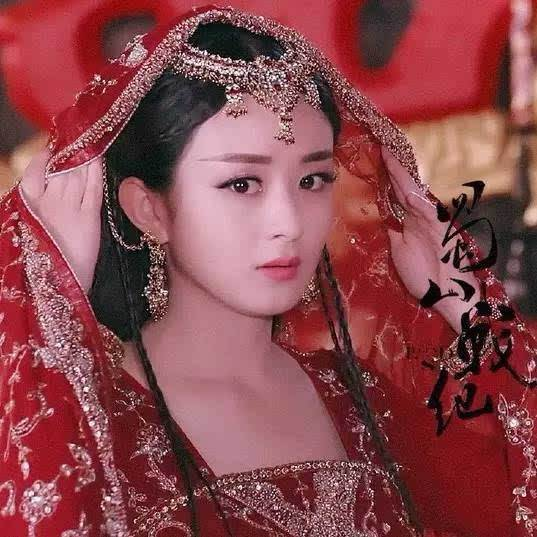 Triệu Lệ Dĩnh với vẻ ngoài ngọt ngào cũng từng thử sức với tạo hình dân tộc trong phim Thục Sơn Chiến Kỷ.  Với bộ váy cùng phục sức màu đỏ, Triệu Lệ Dĩnh trong phim trưởng thành và quyến rũ hơn so với cô bên ngoài rất nhiều.