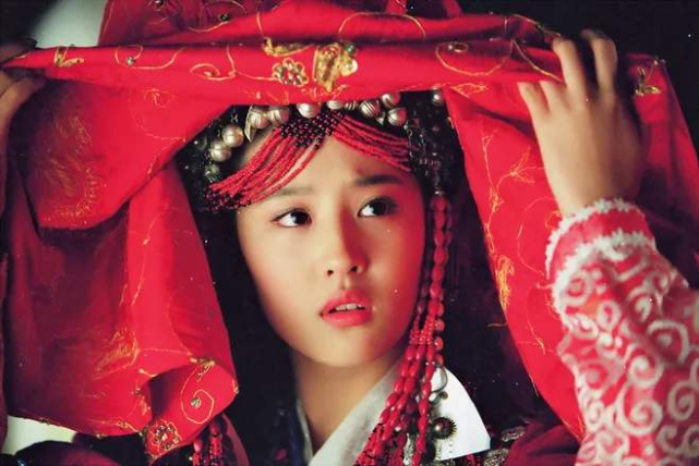 Lưu Diệc Phi cũng là một trong những sao nữ có vẻ đẹp kinh điển nhất Trung Quốc. Cả đường nét khuôn mặt lẫn khí chất của cô đều hợp với cổ trang. Dù diện trang phục dân tộc kỳ lạ thì Lưu Diệc Phi vẫn xinh đẹp, hấp dẫn.