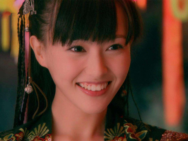 Trong Tiên Kiếm Kỳ Hiệp 3, Đường Yên thắt bím tóc, đội mũ dân tộc trông rất thuần khiết, dễ thương lại có nét nữ sinh ngây thơ vô cùng xinh đẹp.