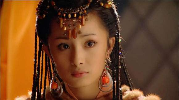 Trong bộ phim Vương Chiêu Quân, Dương Mịch khi mặc trang phục ngoại tộc cũng rất đẹp. Đôi mắt to tròn đầy vẻ phòng bị, tóc thắt bím, trang sức đội đầu đều khá lạ và đẹp mắt.