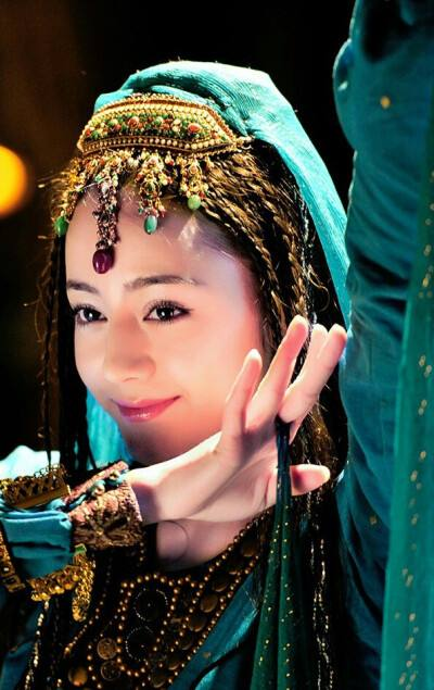 Địch Lệ Nhiệt Ba vốn là người Tân Cương nên khí chất của cô trong những bộ trang phục dân tộc không có gì phải bàn cãi, vô cùng ăn ý, hòa hợp. Chiếc khăn dài, quần áo rực rỡ đặc trưng của người Tây vực. Nhìn cử chỉ của Nhiệt Ba trong bức hình, người ta sẽ hình dung ngay ra việc cô sắp thể hiện một điệu múa uyển chuyển của Tây vực. Nhiệt Ba sinh ra là dành cho phong cách này.