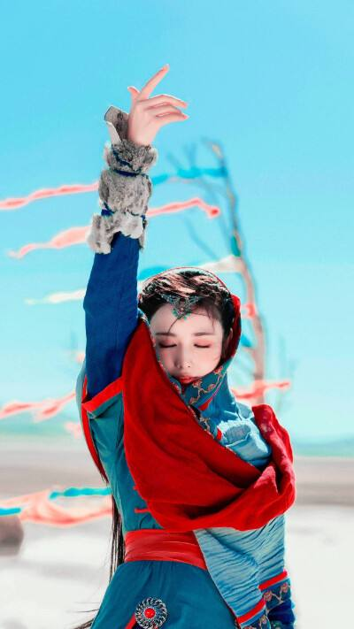 Tạo hình của nàng Tiểu Phong do Bành Tiểu Nhiễm thủ vai trong Đông Cung cũng vô cùng lộng lẫy. Trang phục đỏ làm tôn lên làn da trắng như tuyết của cô. Kết hợp với vẻ đẹp trong sáng thiếu nữ và sa mạc mênh mông thì càng thêm hoàn hảo.