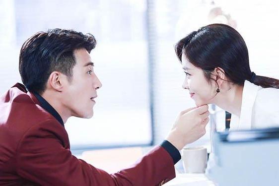 Khương Triều và Đàm Tùng Vận tạo nên một cặp đôi oan gia trong Mùa Hè Của Hồ Ly. Khương Triều và Đàm Tùng Vận tạo nên một cặp đôi oan gia trong Mùa Hè Của Hồ Ly.