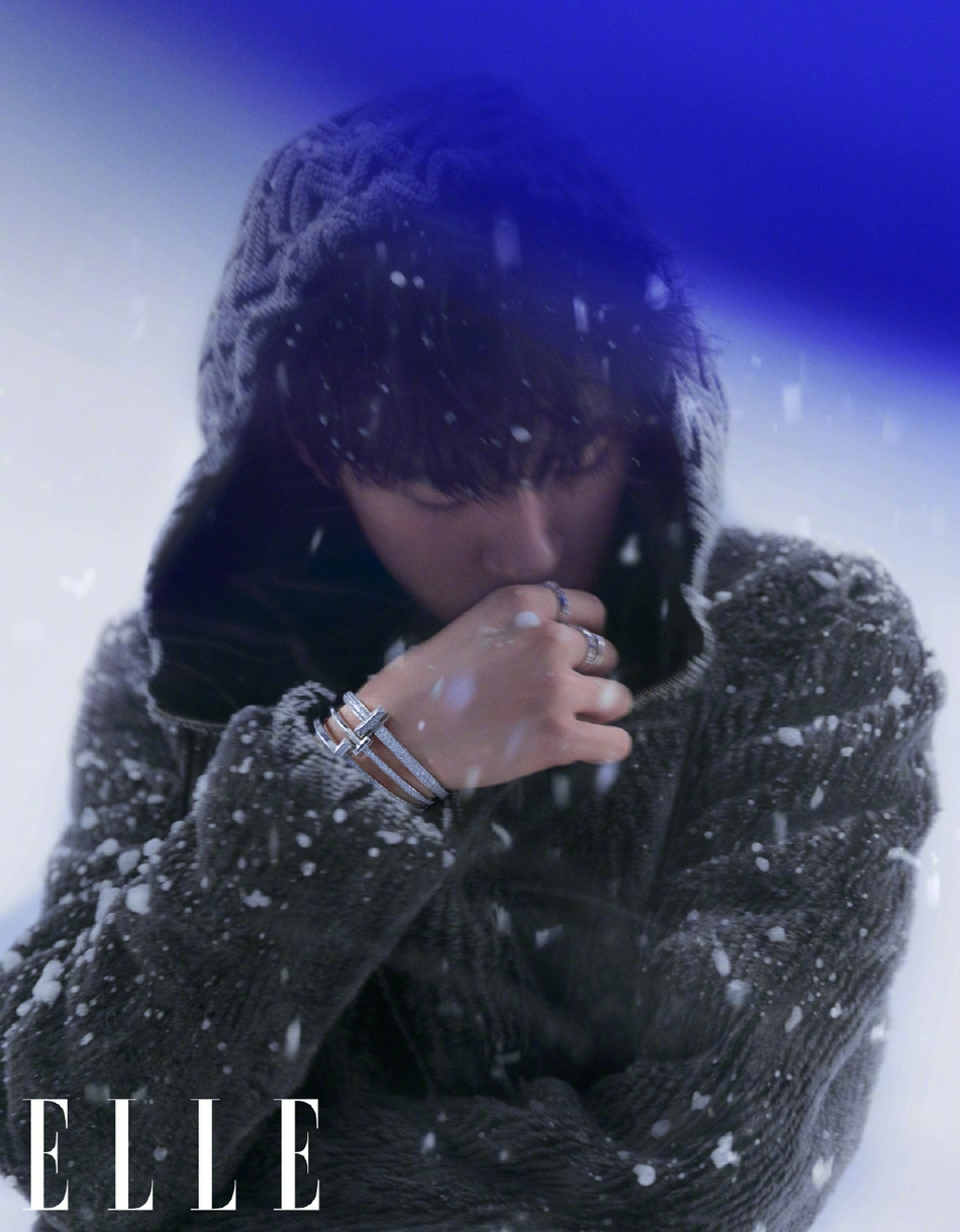 Thần thái Thiên Tỉ cộng thêm trang sức Tiffany quá đẳng cấp, khiến fan chỉ biết mlem.