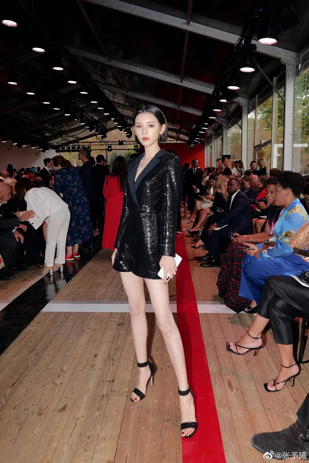 Khán giả luôn thấy Trương Dư Hi trên phim 'bé xiu xiu' nhưng trong thực tế, cô nàng cao 1,68m. Các fan đang xót vì nữ chính Dữ Quân Ca dạo này hơi gầy. Hy vọng cô nàng sẽ mập lên một chút cho có da có thịt.