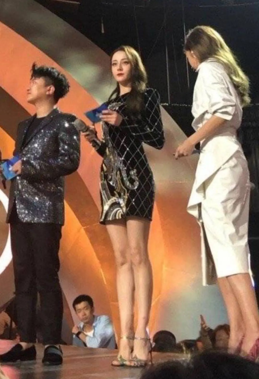 Địch Lệ Nhiệt Ba cao khoảng 1,68m. Cặp giò đà điểu miên man cộng thêm body siêu xịn, gương mặt siêu xinh thì Nhiệt Ba nhan sắc quả là đỉnh cao rồi.