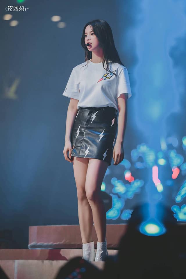 Chắc ai nhìn Dương Siêu Việt cũng nghĩ cô nàng nhỏ nhắn, nhưng thực tế, cô ấy sở hữu chiều cao lý tưởng là 1,68m. Với sao nữ thì đây thực sự là chiều cao cân đối, không quá trội mà cũng không bị thấp. Đôi chân của Siêu Việt vừa thon, vừa thẳng, nhìn là mê.