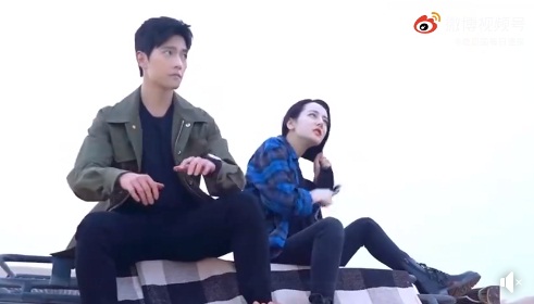 Nhưng khi ngồi cạnh trai đẹp Dương Dương thì lộ ra là một nữ hán tử thế này đây!