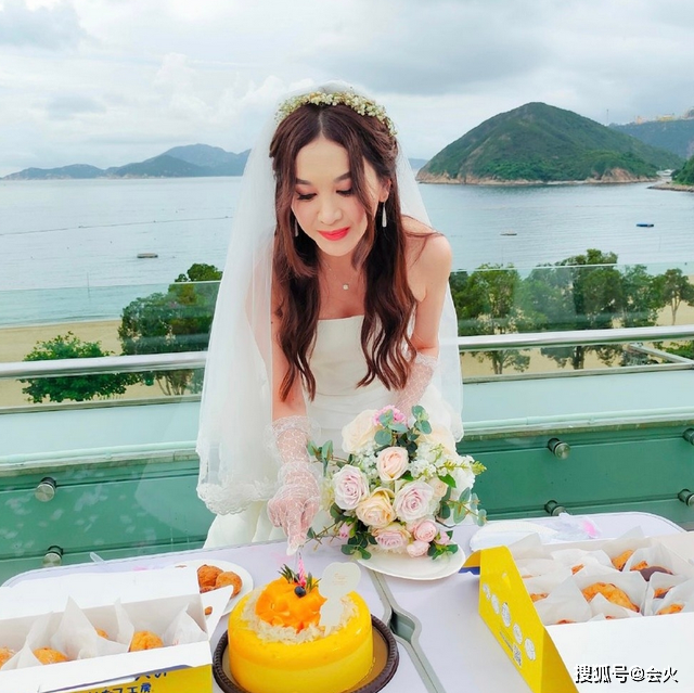 Vẻ đẹp tinh khôi khi Ôn Bích Hà đón sinh nhật tuổi 55. Vẻ đẹp tinh khôi khi Ôn Bích Hà đón sinh nhật tuổi 55.
