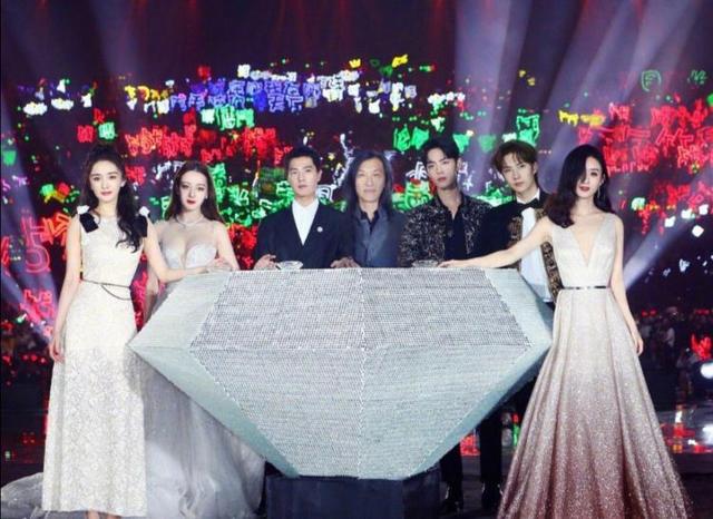 Triệu Lệ Dĩnh và Dương Mịch từng đứng chung sân khấu trong lễ trao giải ngôi sao 2019. Triệu Lệ Dĩnh và Dương Mịch từng đứng chung sân khấu trong lễ trao giải ngôi sao 2019.