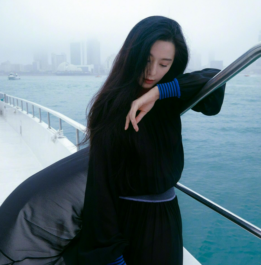 Phạm Băng Băng đẹp xuất thần với tạo hình mỹ nữ Hong Kong, netizen chỉ chú ý đến một điểm kỳ lạ 2 Phạm Băng Băng đẹp xuất thần với tạo hình mỹ nữ Hong Kong, netizen chỉ chú ý đến một điểm kỳ lạ 2