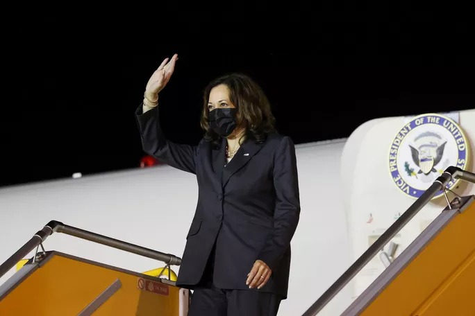 Phó Tổng thống Kamala Harris tới Hà Nội tối 24/8. Ảnh: Reuters