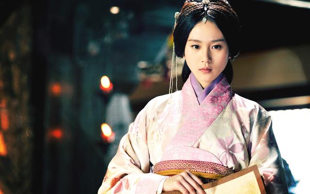 Trong khi đó, Lưu Thi Thi lại lên so tài với tạo hình này nên hoàn toàn mờ nhạt trước Nhiêt Ba. Trong khi đó, Lưu Thi Thi lại lên so tài với tạo hình này nên hoàn toàn mờ nhạt trước Nhiêt Ba.