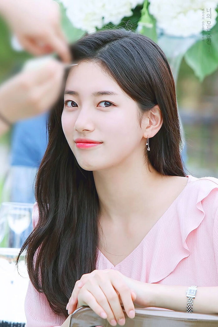 Suzy có vẻ đẹp trong sáng, đúng chuẩn 'tình đầu'. Suzy có vẻ đẹp trong sáng, đúng chuẩn 'tình đầu'.