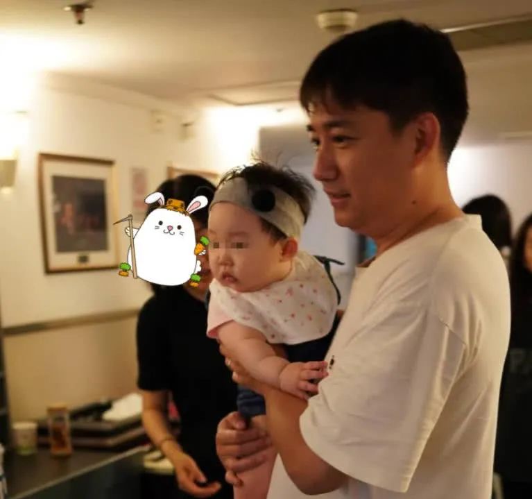 Hay như việc Hoàng Lỗi giấu kín con trai, khoe con gái cũng bị nhiều người đặt nghi vấn. Hay như việc Hoàng Lỗi giấu kín con trai, khoe con gái cũng bị nhiều người đặt nghi vấn.