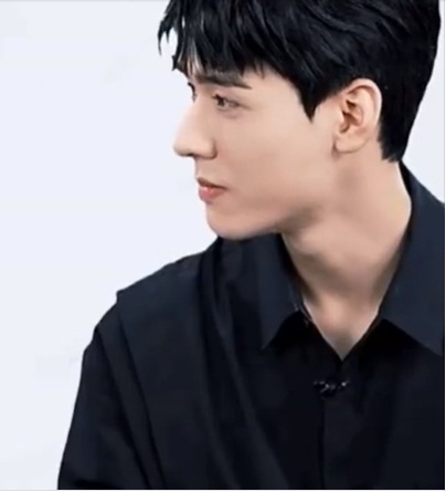 Ôi trời ơi, trái tim thiếu nữ làm sao chịu đựng được ánh nhìn này. Nếu hỏi vũ khí bí mật của Cung Tuấn là gì thì đây là câu trả lời!