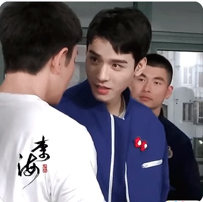 Biểu cảm khi lắng nghe đàn anh Giả Nãi Lượng dặn dò. Ánh mắt vừa như nuốt từng lời của anh, vừa như muốn nuốt luôn người đối diện vậy. Cung Tuấn ơi là Cung Tuấn, em hãy cất ánh mắt đó đi, anh Nãi Lượng sắp không trụ được nữa rồi!