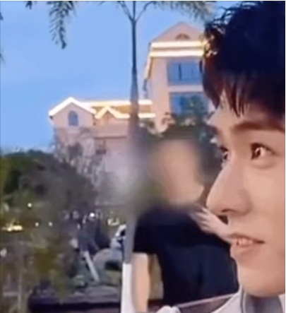 Ánh mắt sáng như sao, biểu cảm trên mặt thì ngây thơ vô số tội. Nhìn Cung Tuấn như thế này bảo sao fan không cưng?