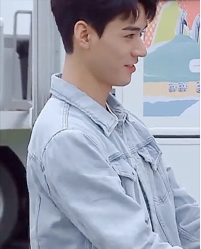 Cái biểu cười từ đỉnh đầu tới gót chân, mắt cười, miệng cười, cả người toát ra khí chất yêu thương, vui vẻ của Cung Tuấn. Đừng nhìn vào mắt cậu ấy nhé, cảm giác như bị bỏ bùa đó!