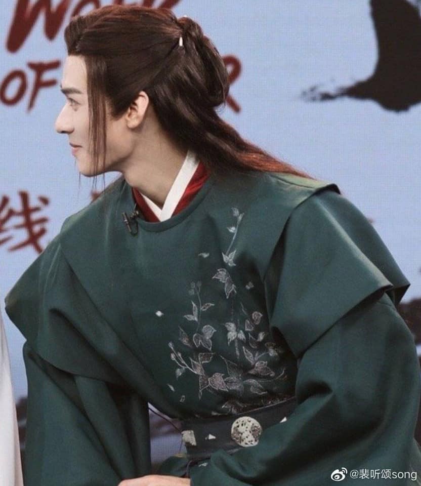 Miệng mỉm cười, mắt hấp háy, cơ thể sáp lại gần. Ngôn ngữ cơ thể của Cung Tuấn không biết được tiếp thu từ vị cao nhân nào nữa nhưng một khi đã tung chiêu là bách chiến bách thắng!