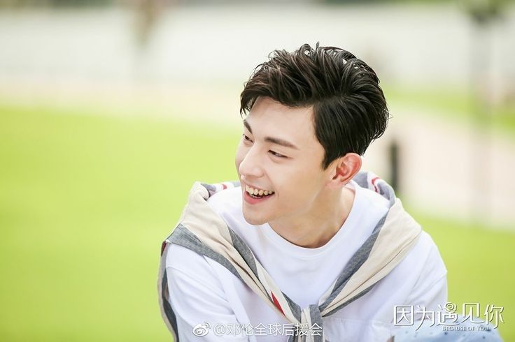 Đặng Luân cũng rất hay cười, nụ cười của anh mang nhiều sắc thái Đặng Luân cũng rất hay cười, nụ cười của anh mang nhiều sắc thái