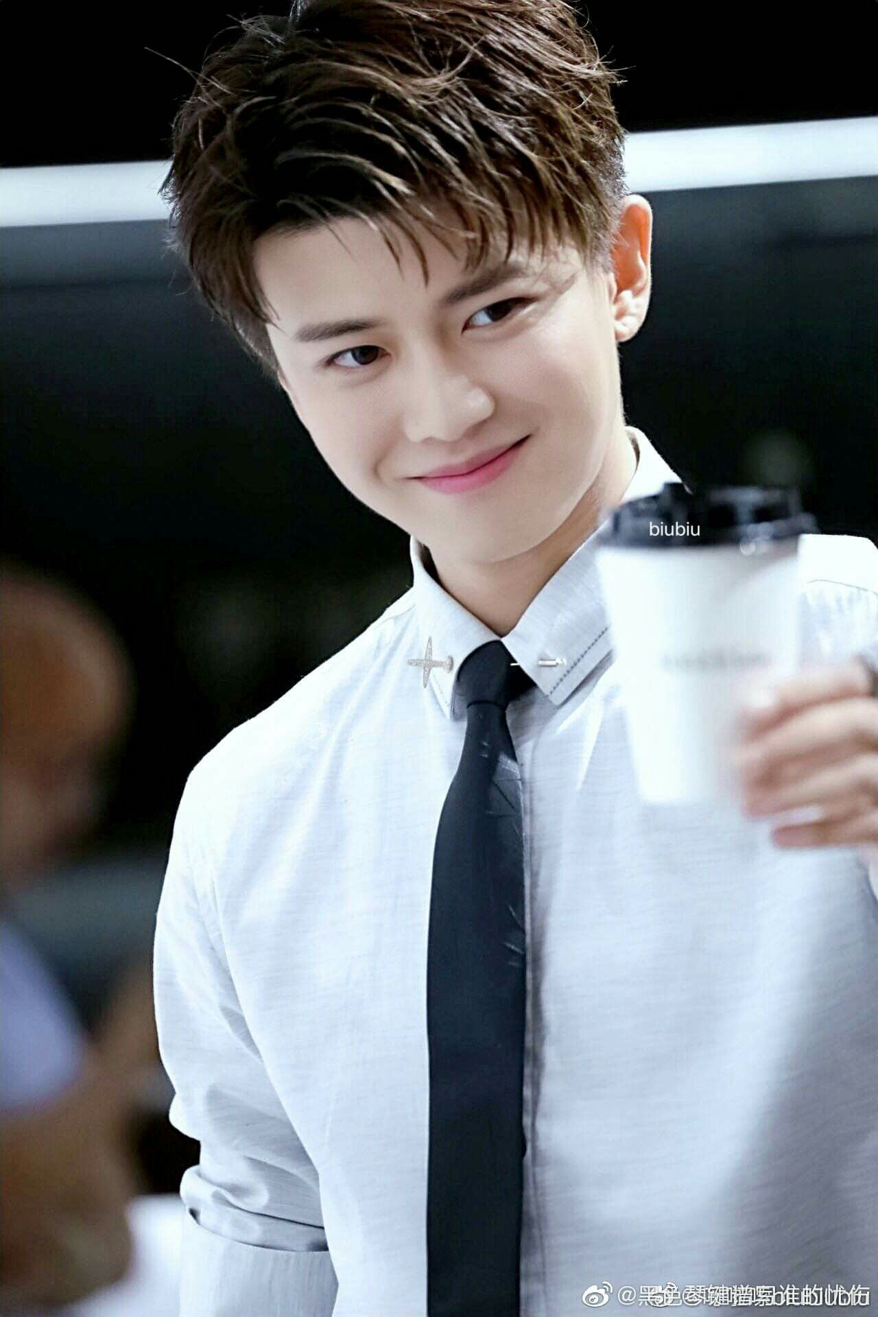 Nhậm Gia Luân khi cười trông ngây thơ như một đứa trẻ