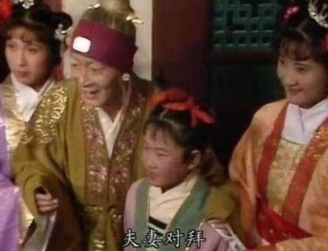 Bà mối già trong hôn lễ của Trư Bát Giới và Cao tiểu thư là do Lục Tiểu Linh Đồng thủ vai Bà mối già trong hôn lễ của Trư Bát Giới và Cao tiểu thư là do Lục Tiểu Linh Đồng thủ vai