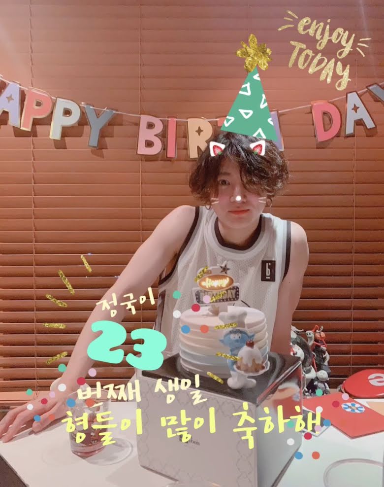 Ảnh độc về tiệc sinh nhật BTS 1 tuổi Các thành viên tự tay vào bếp thời  khốn khó  Du Lịch  Văn hóa