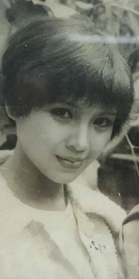 'Em bé Hà Nội' NSND Lan Hương thời trẻ sở hữu nét đẹp vừa hiện đại, vừa cá tính. Chị có đôi mắt hút hồn và đôi môi gợi cảm xinh đẹp. Người trẻ khi nhìn ảnh này của chị phải trầm trồ vì từ những năm 90 mà 'các cụ đã có phong cách lẫn nét mặt đều hiện đại'.