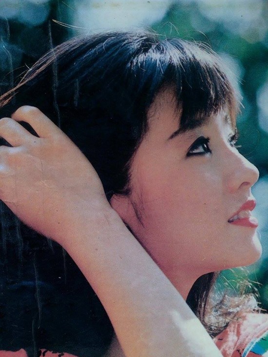 Bức ảnh thời trẻ của NSƯT Mỹ Duyên khiến giới trẻ ngày nay mê đắm. Cô sở hữu đôi mắt trong veo, hút hồn và nụ cười chúm chím đặc trưng.