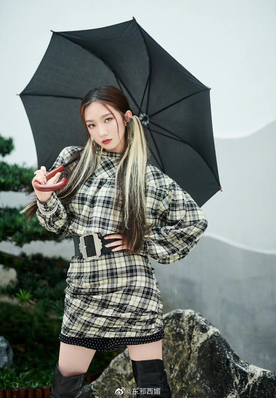 Mạnh Mỹ Kỳ cũng vô cùng cá tính trong màu highlight sáng chói này. Tuy nhiên, không rõ ở bên ngoài tóc có được đẹp như ảnh hay lại giống một mớ râu ngô cháy?