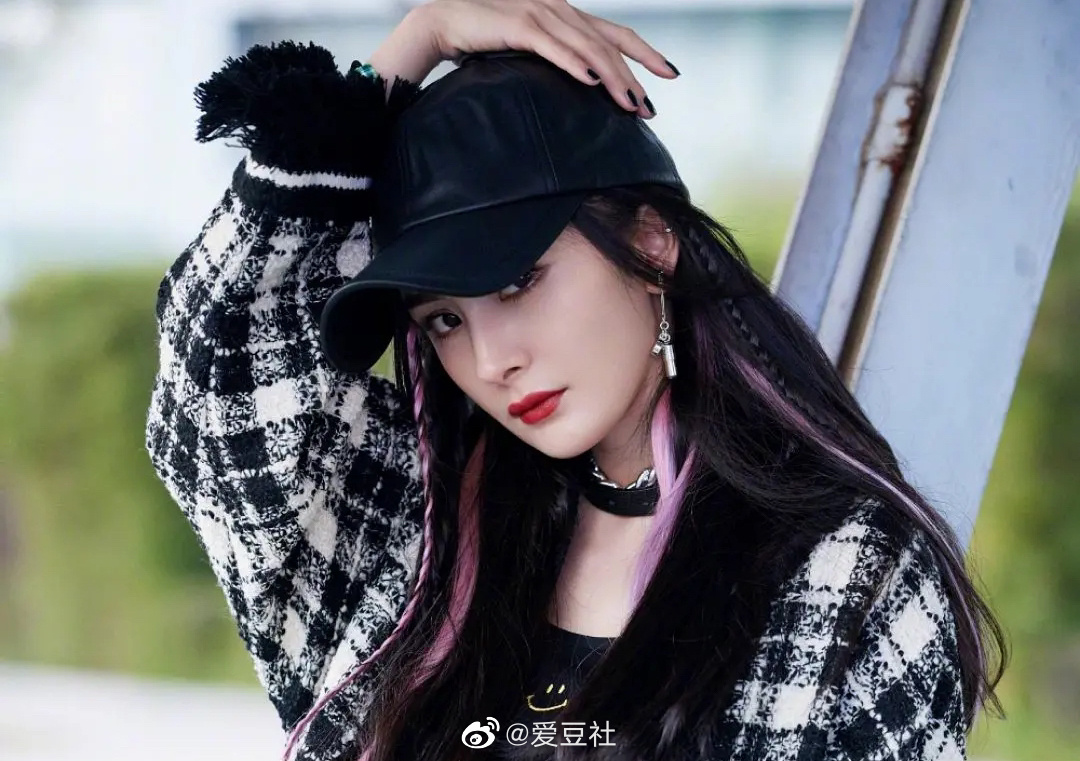 Dương Mịch còn thay highlight như thay áo, màu nào cũng hợp rơ, nổi bật.